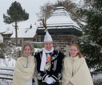Prins Michel van de Horreweide met hofdames Jade en Chantal