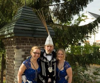 Prins Wim van het Stuurwiel met hofdames Chantal en Francine